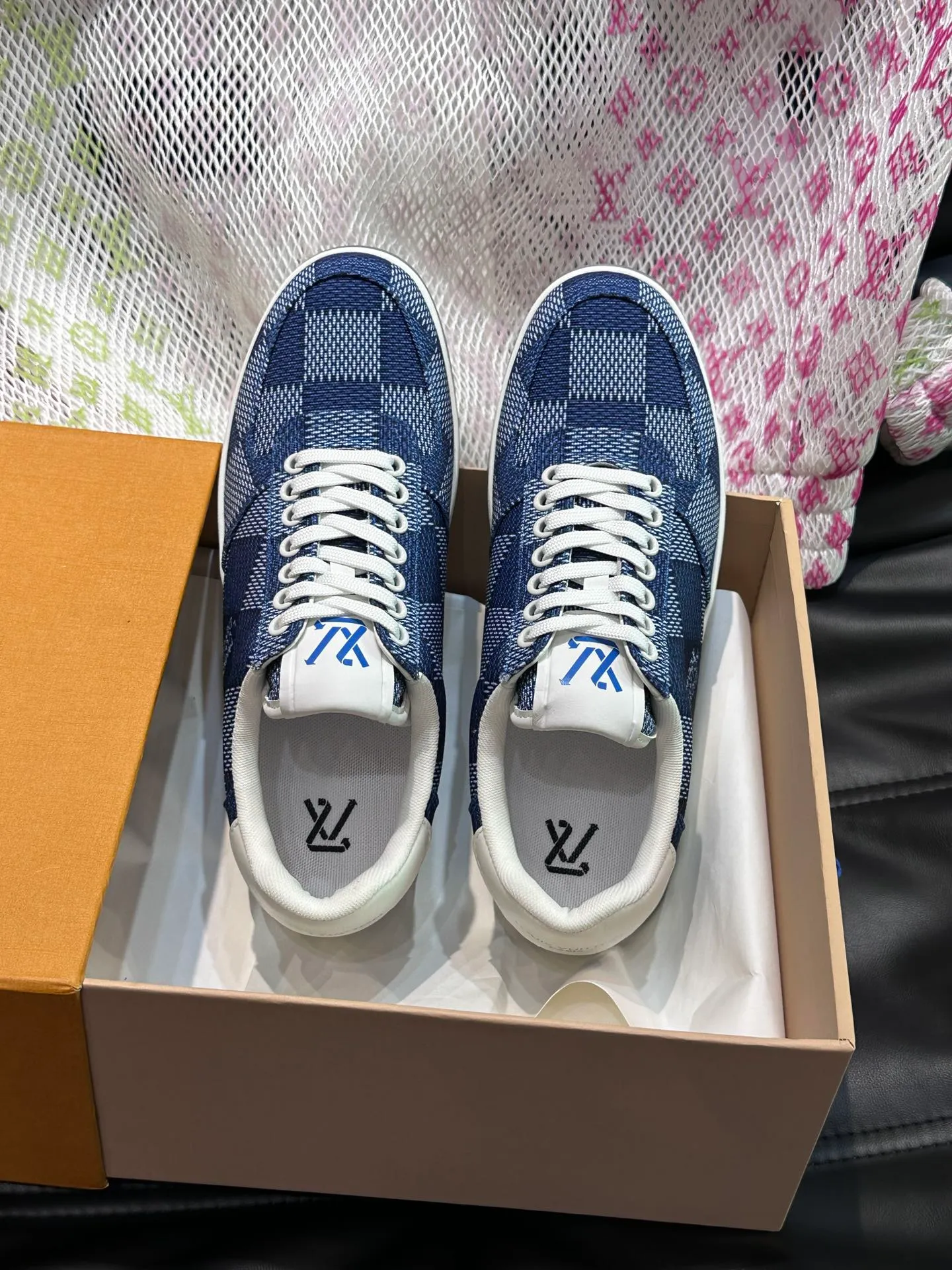 Men's Men's Shoes 💰p420 L·v Rivoli men's low-top casual sneakers, the classic checkerboard pattern will never go out of style. This Rivoli environmentally friendly sneaker is made of 90% sustainable materials. It is recycled polyester fiber integrated with the iconic Damier jacquard, and the outsole is shaped with recycled polyurethane. An upcycled LV logo perches on the tongue, while Louis Vuitton logos appear on the sides and rear. Comfortable and durable, versatile style, can be worn in all seasons, simple and fashionable item! Size: 38-44